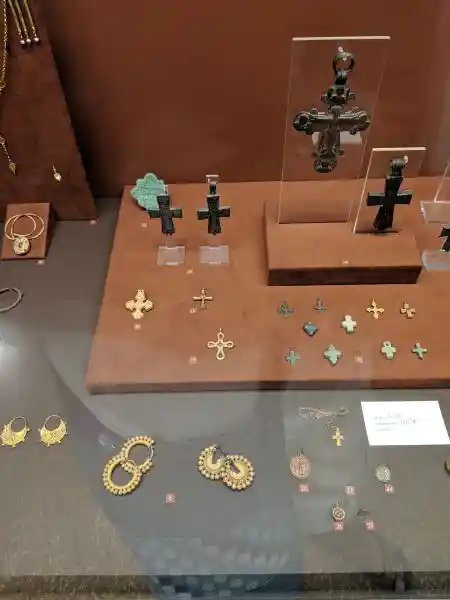 Gold earrings with pearls and a gold cross pendant from the Byzantine period